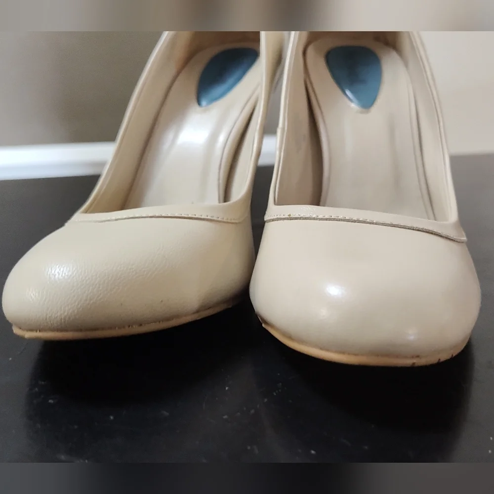 Fitzwell posh pumps in cream - Picture 2 of 7